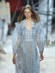 Vestido de gasa patchwork azul de la colección Calvin Klein otoño 2018 en la Nueva York Fashion Week