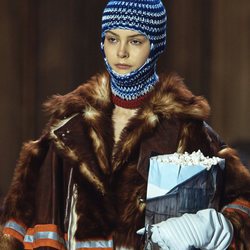 Abrigo de pelo con raya reflectante de la colección Calvin Klein otoño 2018 en la Nueva York Fashion Week