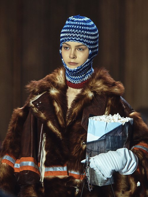 Abrigo de pelo con raya reflectante de la colección Calvin Klein otoño 2018 en la Nueva York Fashion Week