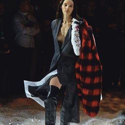 Abrigo largo negro con botas de goma de la colección Calvin Klein otoño 2018 en la Nueva York Fashion Week