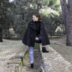 Capa negra con remates plateados de la colección A capa y Espada de Invierno 2018