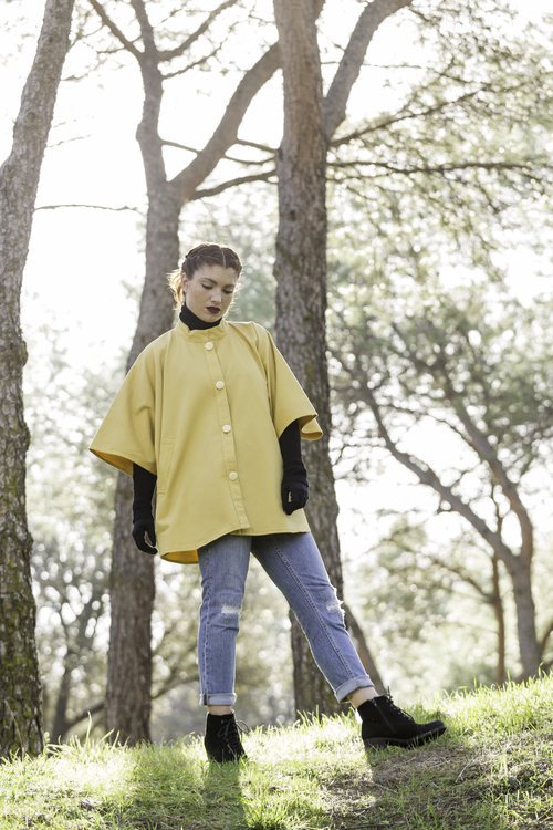 Capa amarilla pastel de la colección A capa y Espada de Invierno 2018