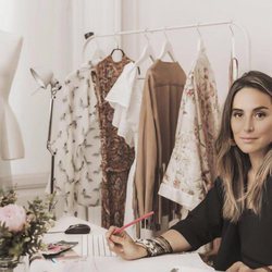 Tamara Falcó posa desde su nuevo despacho con un look en tono oscuro