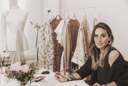 Tamara Falcó posa desde su nuevo despacho con un look en tono oscuro