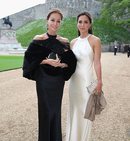 Tamara Falcó luce un vestido largo de color nude y seda junto a su madre Isabel Preysler