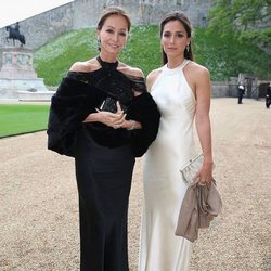 Tamara Falcó luce un vestido largo de color nude y seda junto a su madre Isabel Preysler