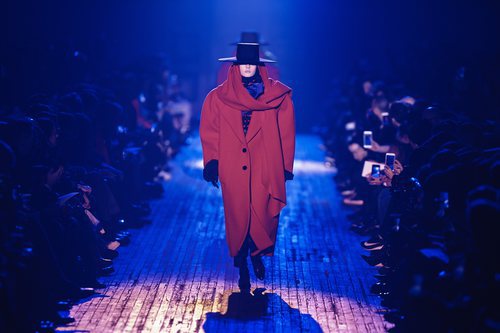 Abrigo rojo de gran volumen de Marc Jacobs para otoño 2018 en la Nueva York Fashion Week