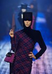 Vestido de cuadros azul y rojo de Marc Jacobs para otoño 2018 en la Nueva York Fashion Week