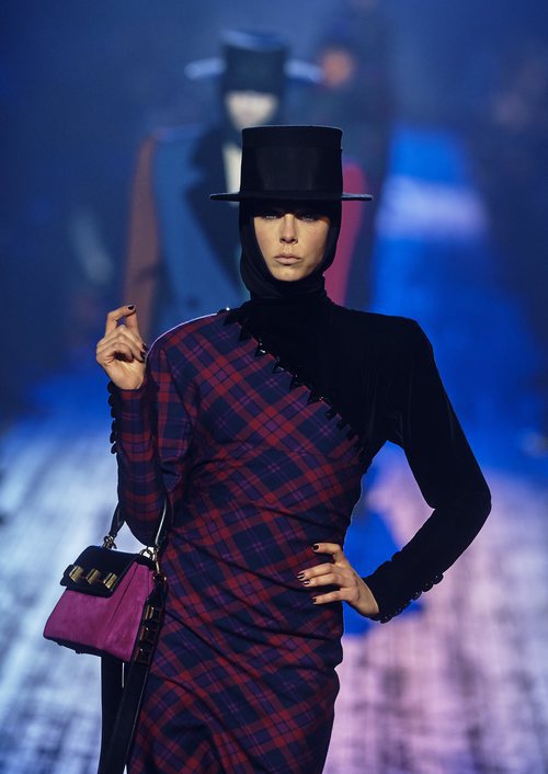Vestido de cuadros azul y rojo de Marc Jacobs para otoño 2018 en la Nueva York Fashion Week