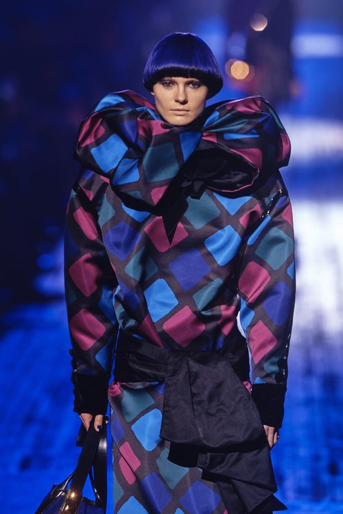 Vestido de cuadros con el cuello de payaso de Marc Jacobs para otoño 2018 en la Nueva York Fashion Week