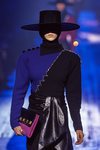 Suéter negro y azul marino de Marc Jacobs para otoño 2018 en la Nueva York Fashion Week