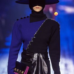 Suéter negro y azul marino de Marc Jacobs para otoño 2018 en la Nueva York Fashion Week
