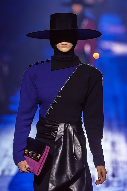 Suéter negro y azul marino de Marc Jacobs para otoño 2018 en la Nueva York Fashion Week