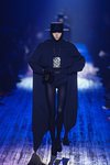 Abrigo grande azul marino de Marc Jacobs para otoño 2018 en la Nueva York Fashion Week