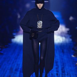 Abrigo grande azul marino de Marc Jacobs para otoño 2018 en la Nueva York Fashion Week