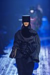 Blusa azul marino con volumen de Marc Jacobs para otoño 2018 en la Nueva York Fashion Week