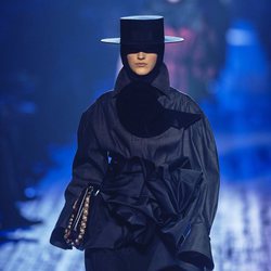 Blusa azul marino con volumen de Marc Jacobs para otoño 2018 en la Nueva York Fashion Week