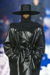 Gabardina negra de cuero de Marc Jacobs para otoño 2018 en la Nueva York Fashion Week