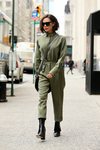 Victoria Beckham con un conjunto verde militar por las calles de New York 2018