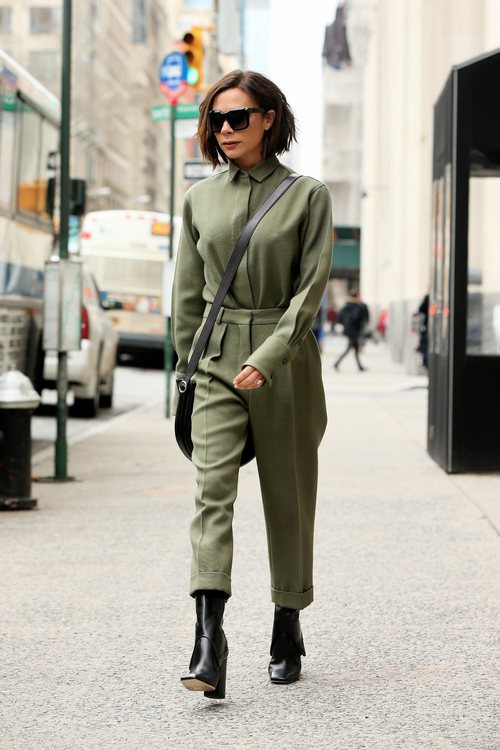 Victoria Beckham con un conjunto verde militar por las calles de New York 2018