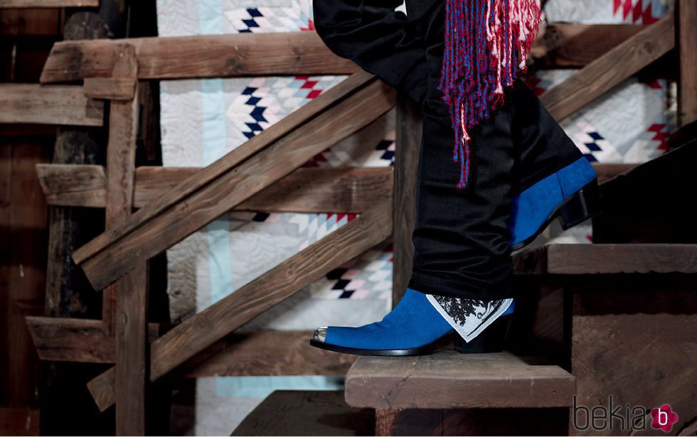 Botas azules de la campaña publicitaria global Calvin Klein Primavera 2018