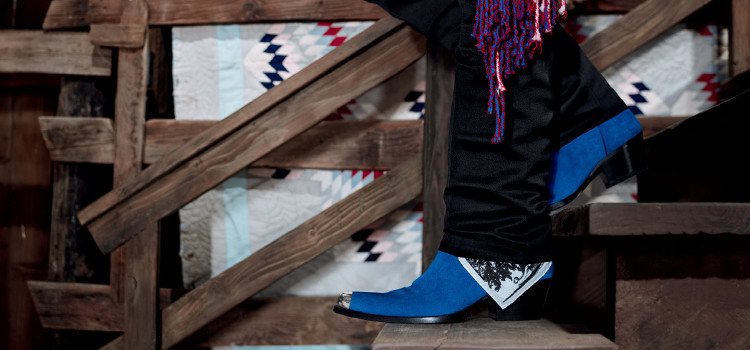 Botas azules de la campaña publicitaria global Calvin Klein Primavera 2018