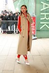 Zandaya con chándal rojo y tacones blancos en el desfile de Michael Kors 2018