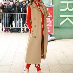 Zandaya con chándal rojo y tacones blancos  en el desfile de Michael Kors 2018