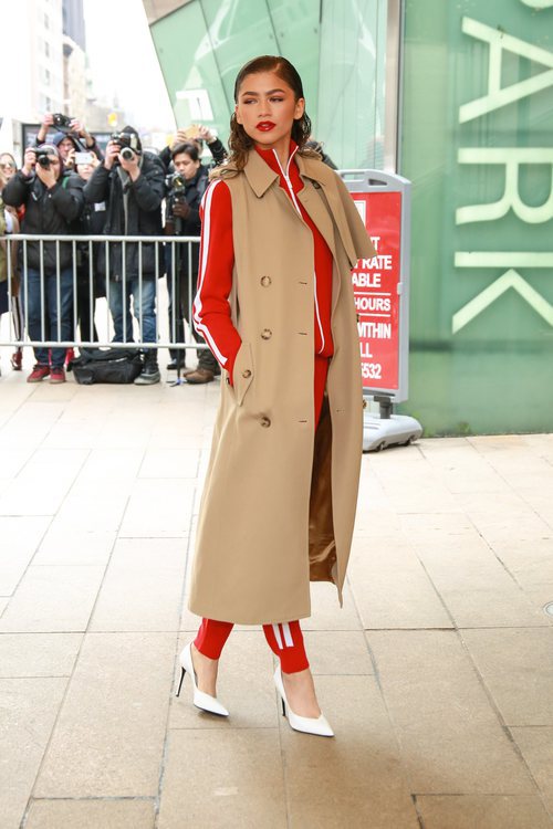 Zandaya con chándal rojo y tacones blancos  en el desfile de Michael Kors 2018