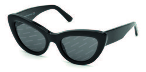 Modelo de gafas de sol en color negro de la firma Balenciaga de la nueva colección Primavera/Verano 2018