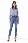 Modelo de la firma Pinko con una blusa a rayas y pantalón vaquero Primavera/Verano 2018