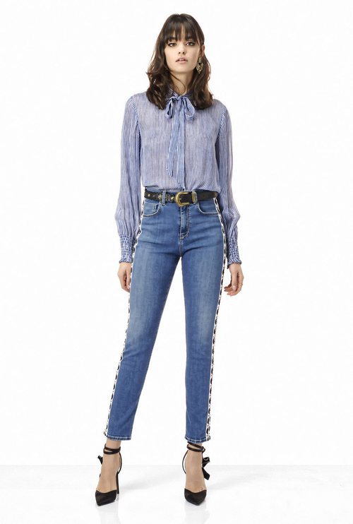 Modelo de la firma Pinko con una blusa a rayas y pantalón vaquero Primavera/Verano 2018
