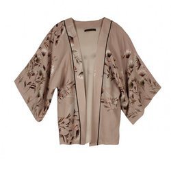 Kimono con estampado floral en tonos nude de la colección de Dándara 2018