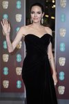 Angelina Jolie con un vestido negro en la alfombra roja de los Premios BAFTA 2018