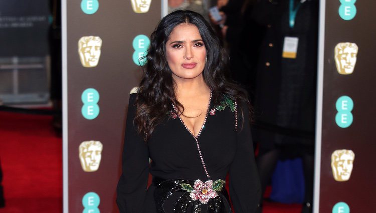 Salma Hayek con su vestido negro de Gucci en la alfombra roja de los Premios BAFTA 2018