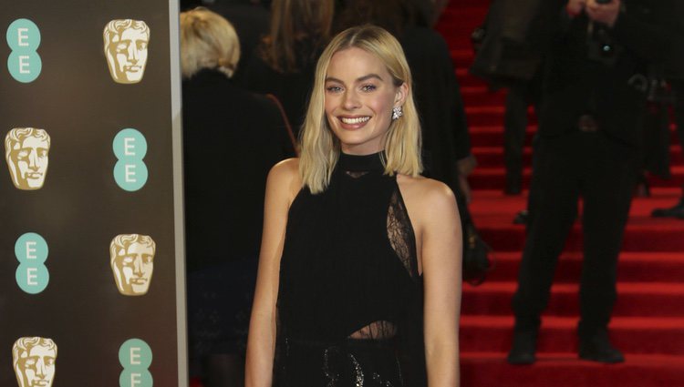 Margot Robbie con un vestido de Givenchy en la alfombra roja de los Premios BAFTA 2018