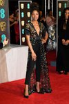 Naomie Harris vistiendo de Zuhair Murad en la alfombra roja de los Premios BAFTA 2018