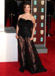 Sophie Cookson con un vestido negro en la alfombra roja de los Premios BAFTA 2018