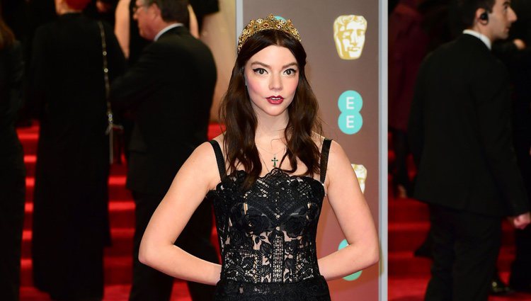 Anya Taylor Joy con un vestido Dolce & Gabbana en la alfombra roja de los Premios BAFTA 2018