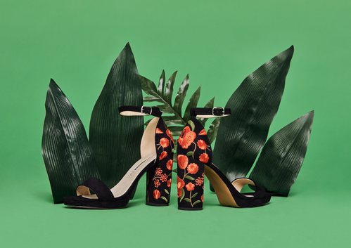 Sandalias de tacón negras con bordados de flores de la colección de Mariamare primavera/verano 2018