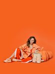 Eva González posa con unas deportivas naranjas para la colección de Mariamare primavera/verano 2018