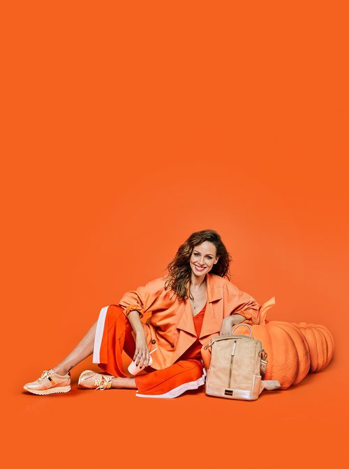 Eva González posa con unas deportivas naranjas para la colección de Mariamare primavera/verano 2018