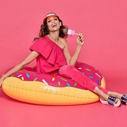 Eva González posa con unas sandalias de plataforma para la colección de Mariamare primavera/verano 2018