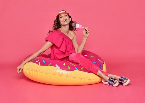 Eva González posa con unas sandalias de plataforma para la colección de Mariamare primavera/verano 2018