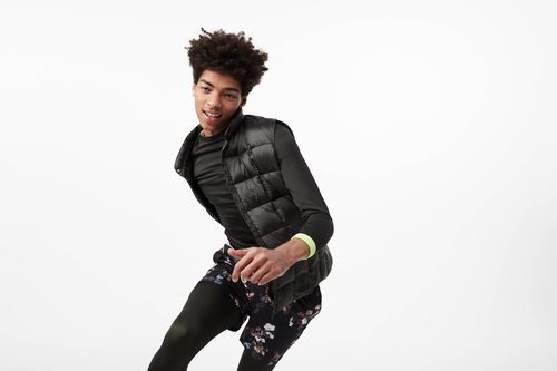 Chaleco acolchado negro y shorts estampados de la colección Asos 4505 de Asos activewear