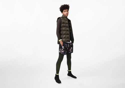 Chaleco acolchado verde con camiseta marrón de la colección Asos 4505 de Asos activewear