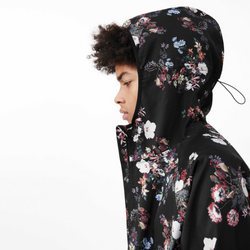 Sudadera negra con estampados florales de la colección Asos 4505 de Asos activewear