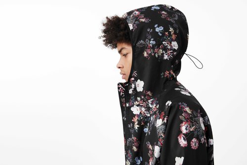 Sudadera negra con estampados florales de la colección Asos 4505 de Asos activewear