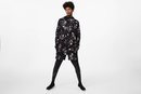 Chándal corto negro con estampados florales de la colección Asos 4505 de Asos activewear