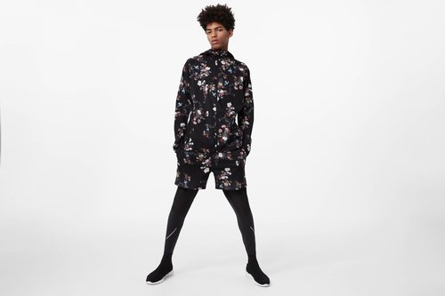 Chándal corto negro con estampados florales de la colección Asos 4505 de Asos activewear